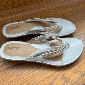 Born Women's White Leather thong Sandals size 10